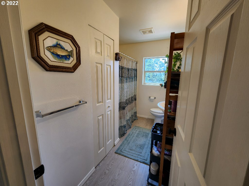 23 Wnuk Road White Salmon, WA 98672 - Photo 21 of 25 a bathroom with a toilet and a shower