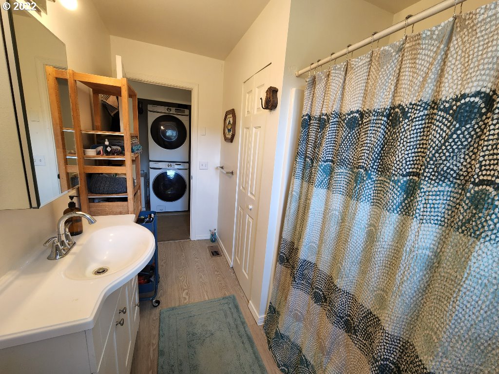 23 Wnuk Road White Salmon, WA 98672 - Photo 22 of 25 a bathroom with a sink a toilet and shower curtain