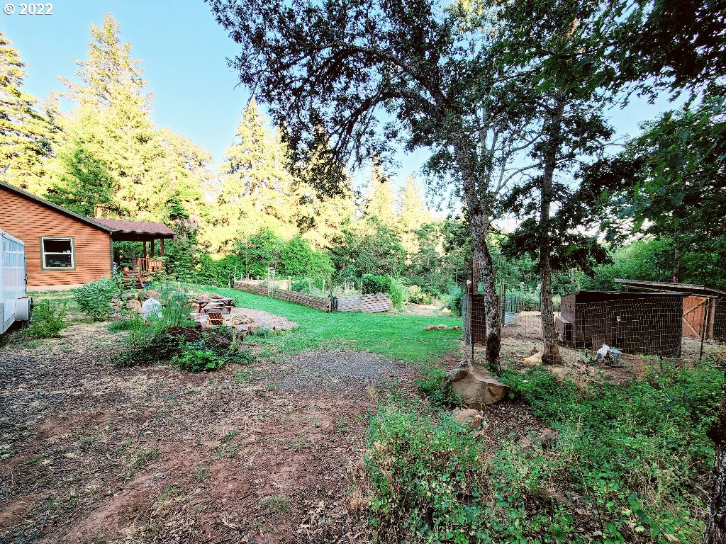 23 Wnuk Road White Salmon, WA 98672 - Photo 24 of 25 a view of a backyard with garden