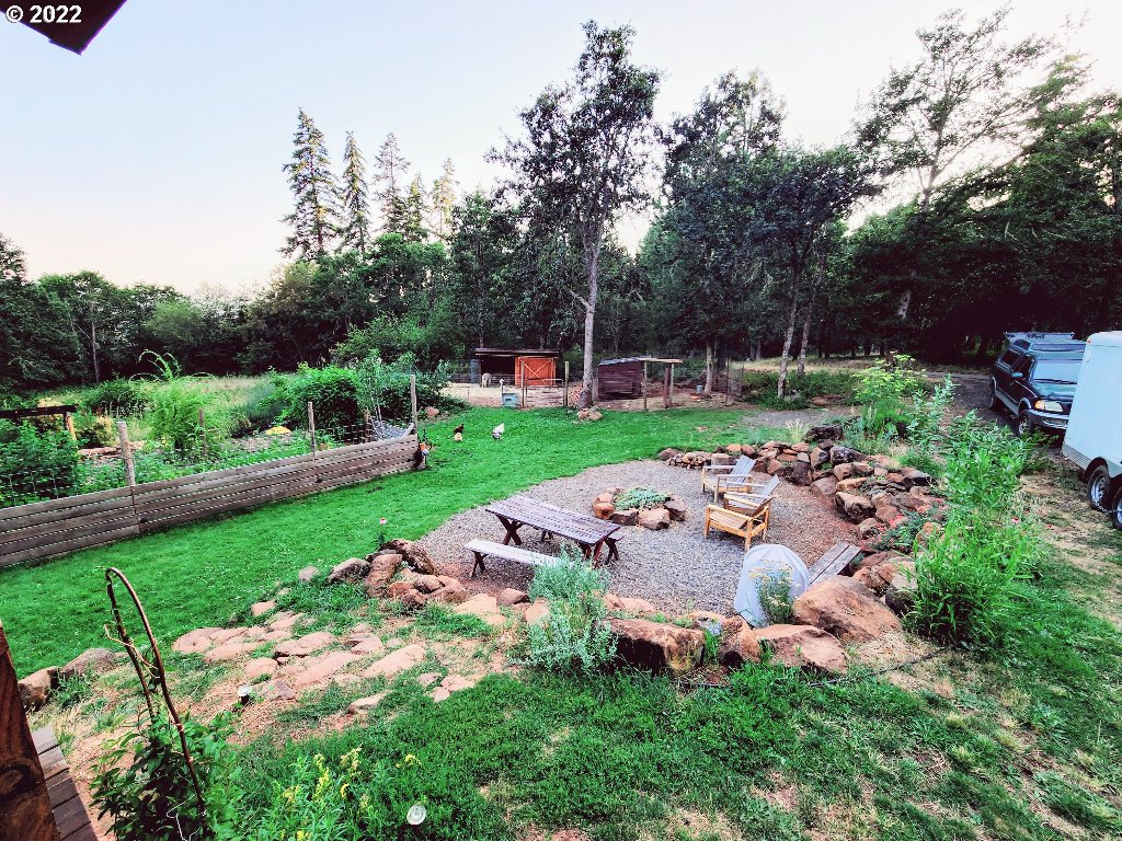 23 Wnuk Road White Salmon, WA 98672 - Photo 3 of 25 a garden view with a seating space
