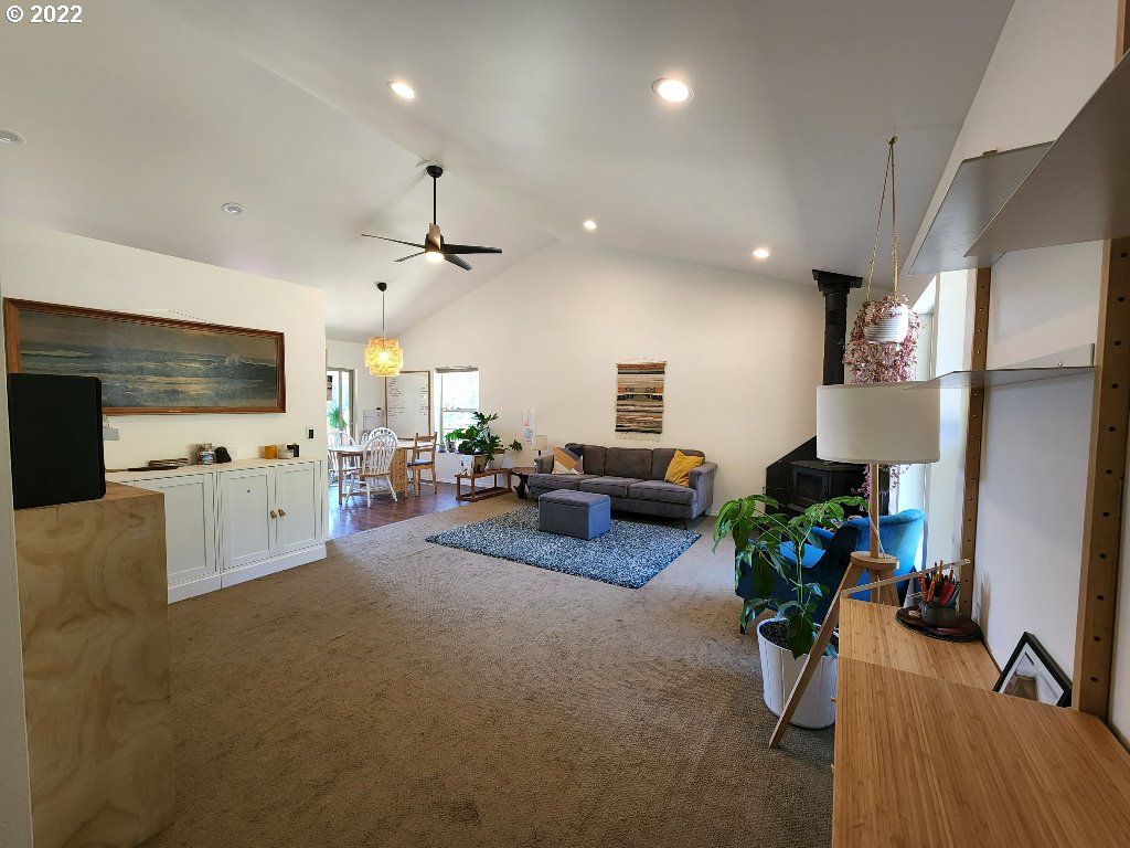 23 Wnuk Road White Salmon, WA 98672 - Photo 9 of 25 a living room with furniture and a flat screen tv