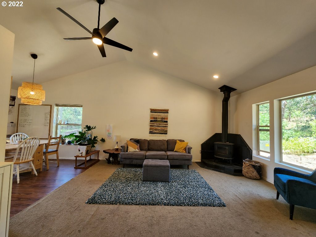23 Wnuk Road White Salmon, WA 98672 - Photo 10 of 25 a living room with furniture and a window