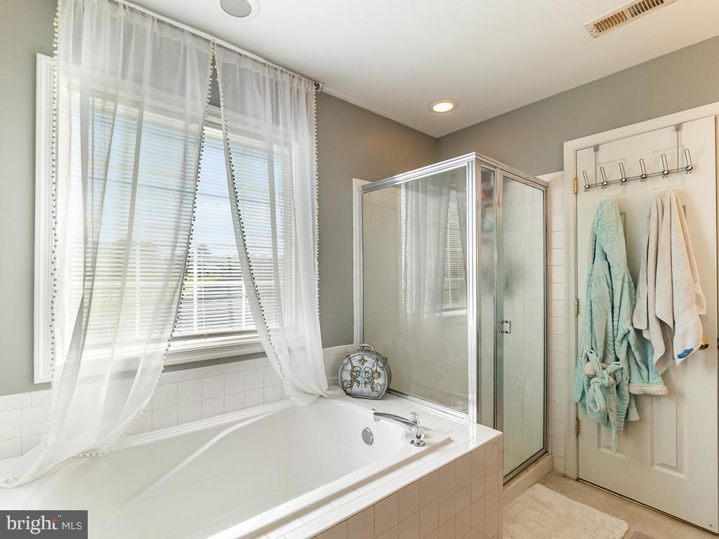 7313 Cloverhill Road Spotsylvania, VA 22551 - Photo 16 of 31 Master Bath
