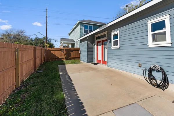 $2,600 | 1809 Chestnut Avenue, Unit 2, Austin, TX 78702