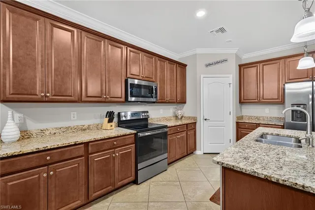 $975,000 | 9442 Greenleigh Court, Naples, FL 34120