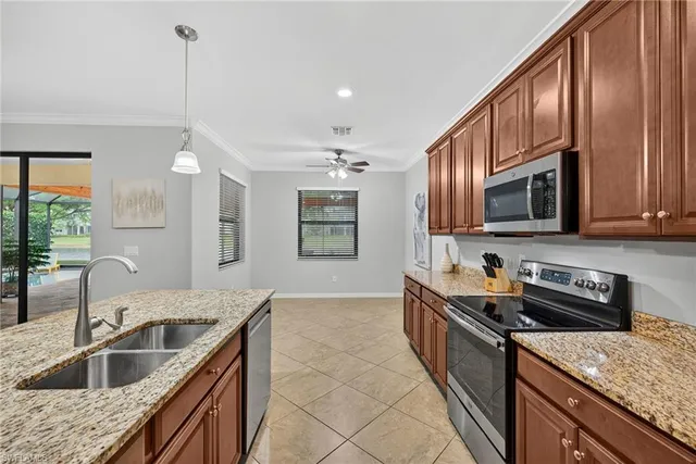 $975,000 | 9442 Greenleigh Court, Naples, FL 34120