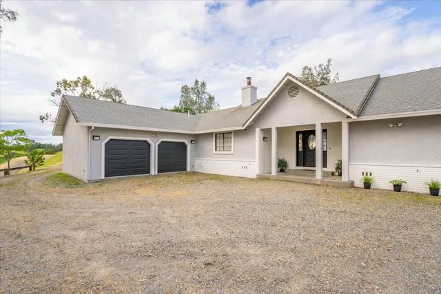 a view of a house with a yard and garage