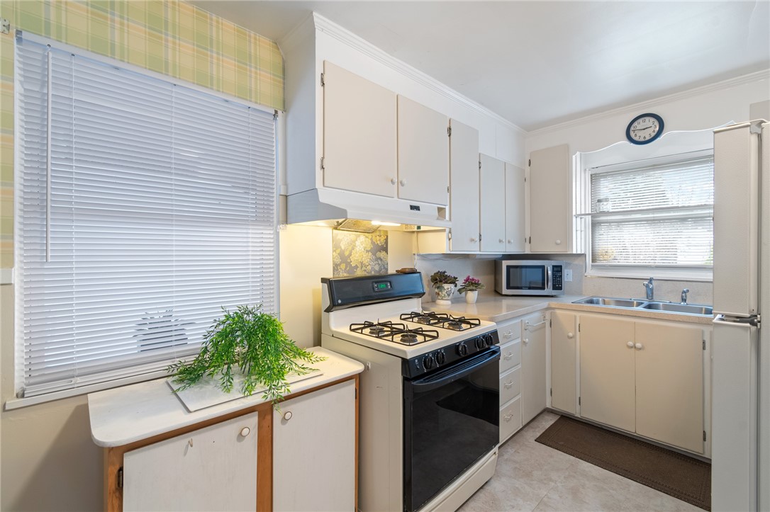 465 Laurelton Road Irondequoit, NY 14609 - Photo 21 of 43 This eat in kitchen is a wonderful place to create