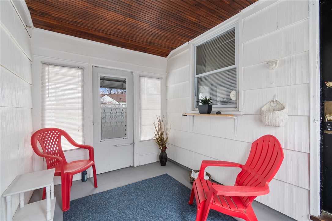 465 Laurelton Road Irondequoit, NY 14609 - Photo 9 of 43 The BREEZEWAY entrance - opens to the rear PRIVAT