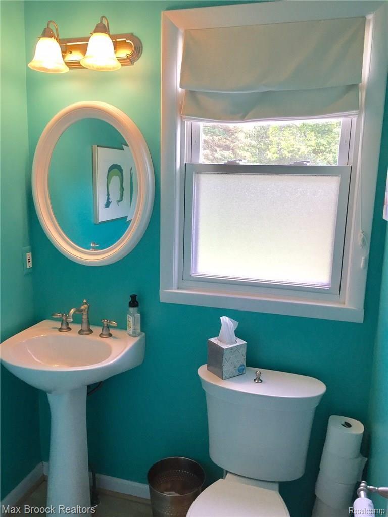 33118 Hearthstone Road Farmington, MI 48334 - Photo 13 of 37 POWDER ROOM