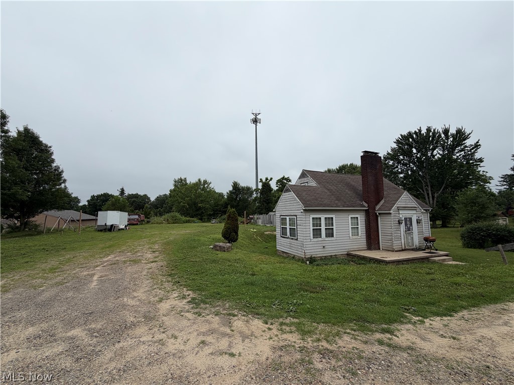 1564 Niles Cortland Road Warren, OH 44484 - Photo 2 of 4 Side view of home and property
