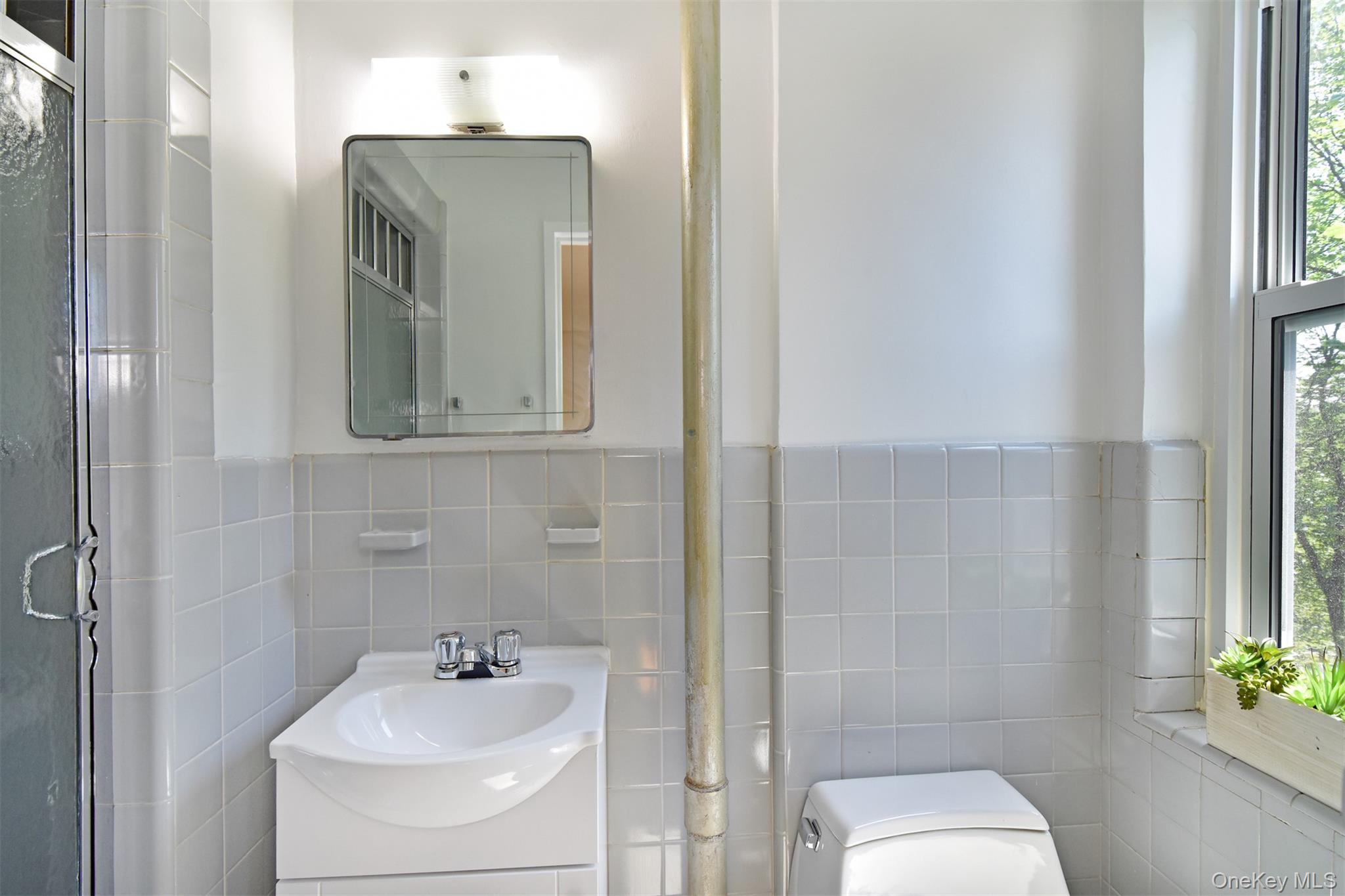 900 Palmer Road, Unit 7L Bronxville, NY 10708 - Photo 14 of 21 a bathroom with a toilet a sink and mirror