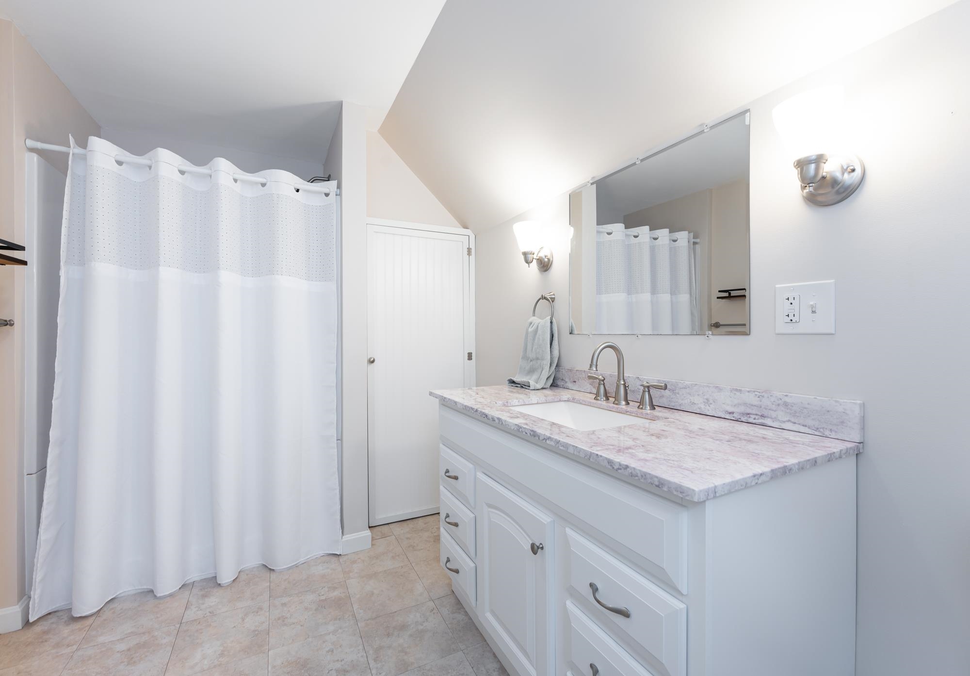 244 Hillhaven Road Manchester, NH 03104 - Photo 16 of 35