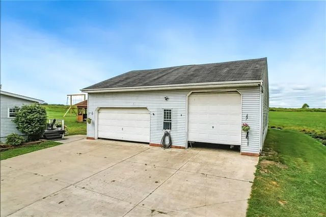 a view of a house with backyard
