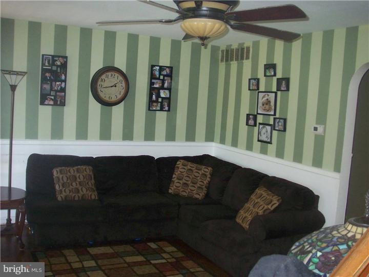 321 Lilac Lane Delanco, NJ 08075 - Photo 3 of 6 Living Room