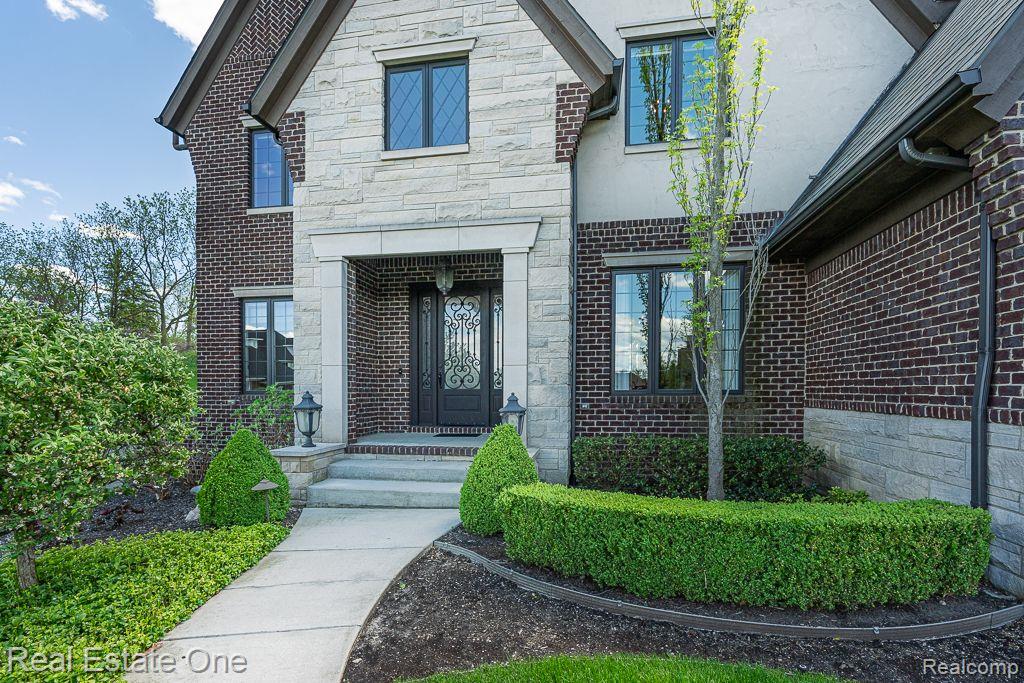 611 Wellington Circle Rochester Hills, MI 48309 - Photo 2 of 70