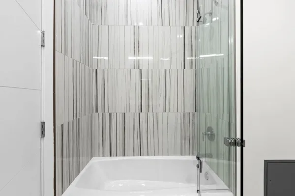 $4,595 | 159 West North Avenue, Unit 201, Chicago, IL 60610