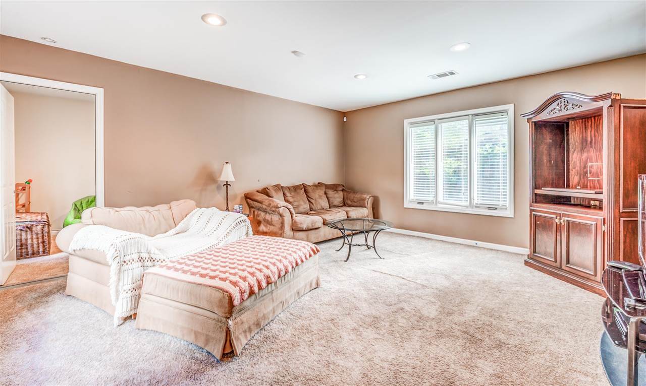 1422 Wilbec Road Memphis, TN 38117 - Photo 3 of 22 a bedroom with a bed and a couch