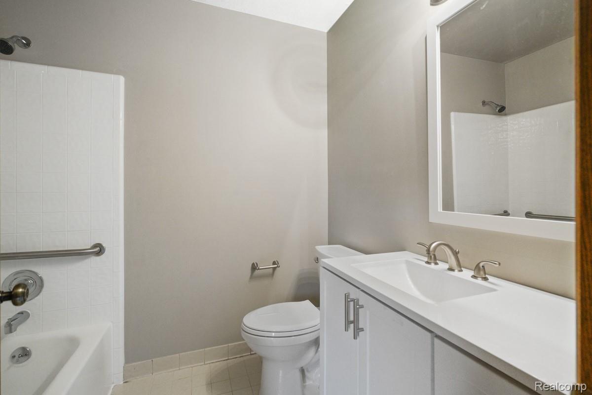 2331 Rochelle Park Drive Rochester, MI 48309 - Photo 15 of 18 DSC06411.jpg