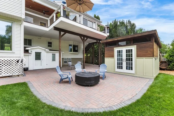 a view of a house with backyard and porch