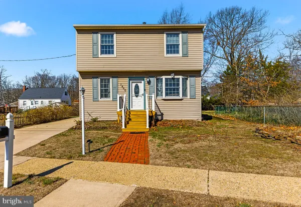 a view of a house with backyard