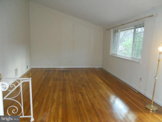 804 Kenbrook Drive Silver Spring, MD 20902 - Photo 11 of 30 Living Room