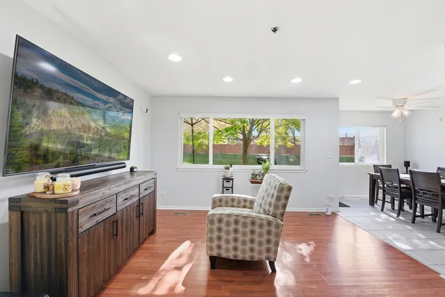 $258,900 | 767 East Whispering Oaks Drive, Unit 767, Palatine, IL 60074