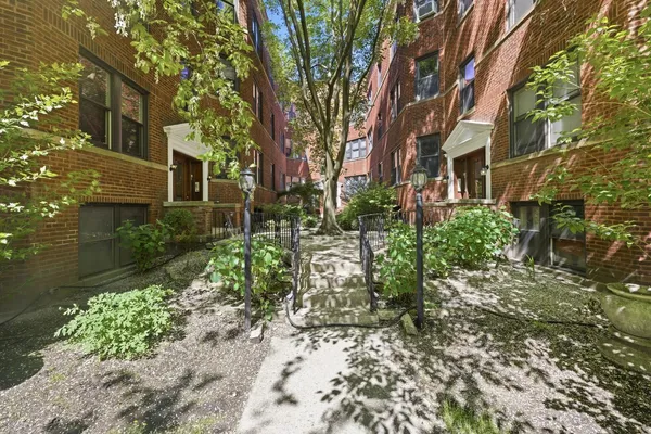 $1,950 | 528 Sheridan Road, Unit 2A, Evanston, IL 60202