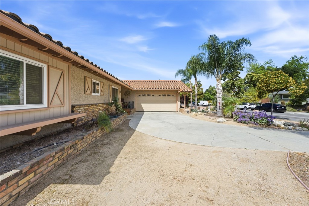 1466 Briarcroft Road Claremont, CA 91711 - Photo 4 of 34 Garage