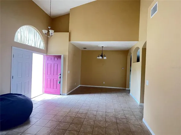 a view of livingroom with furniture and ceiling fan