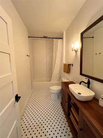 $2,100 | 2468 Gruene Road, New Braunfels, TX 78130