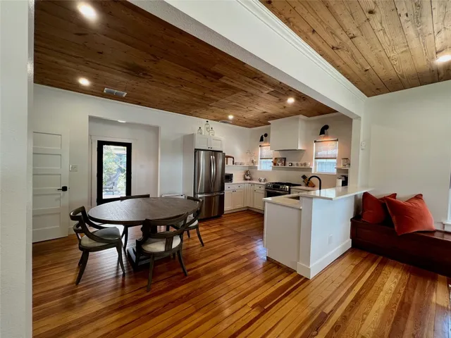 $2,100 | 2468 Gruene Road, New Braunfels, TX 78130