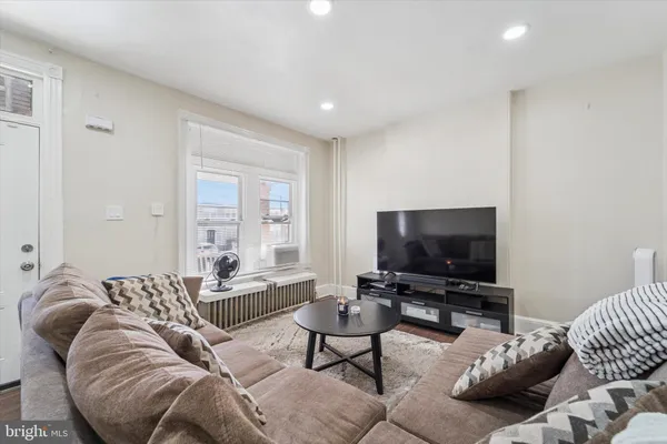 $237,500 | 33 East Broadway Avenue, Clifton Heights, PA 19018
