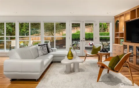 $2,399,000 | 10617 Southeast 18th Street, Bellevue, WA 98004