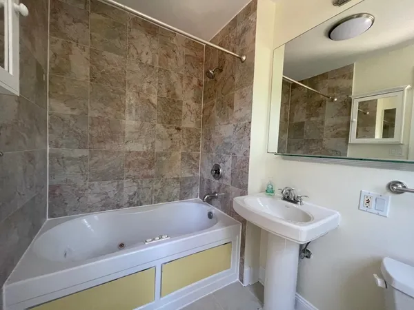$1,700 | 7025 North Damen Avenue, Unit 3, Chicago, IL 60626