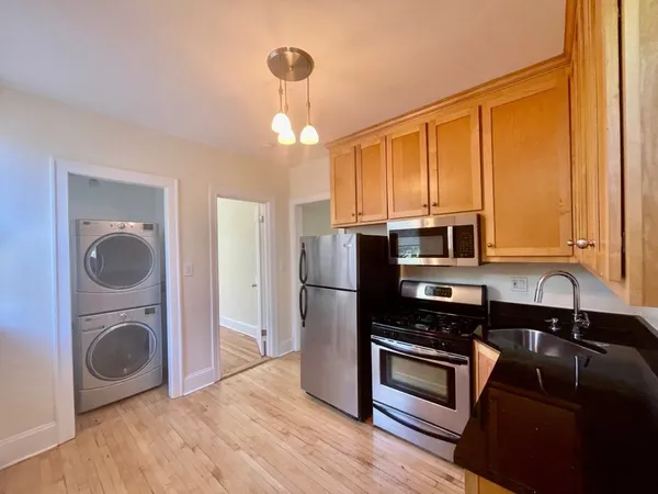 $1,700 | 7025 North Damen Avenue, Unit 3, Chicago, IL 60626