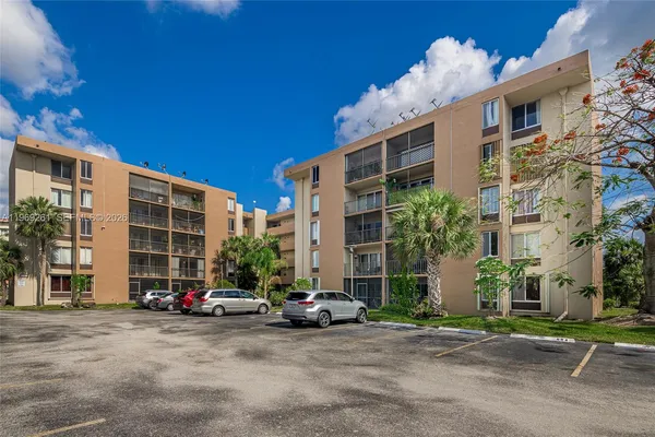 $2,400 | 9150 Fontainebleau Boulevard, Unit 402, Miami, FL 33172