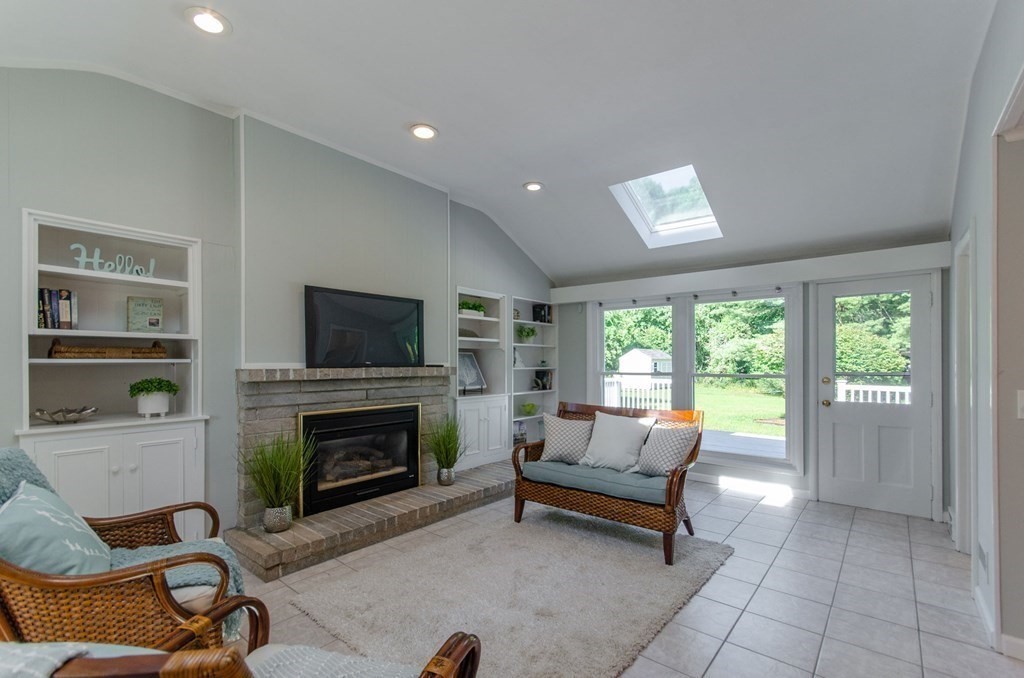 131 Viscount Road Longmeadow, MA 01106 - Photo 4 of 42