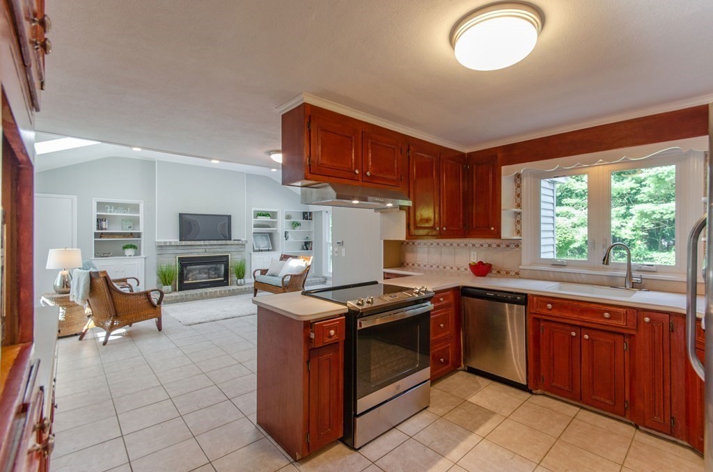 131 Viscount Road Longmeadow, MA 01106 - Photo 8 of 42