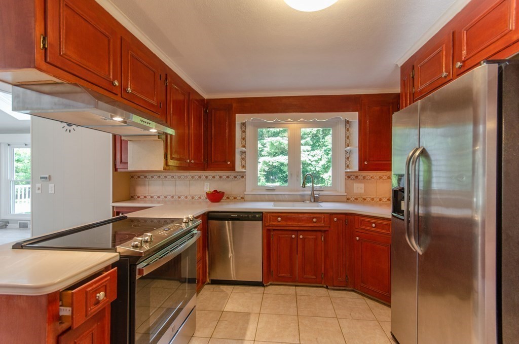 131 Viscount Road Longmeadow, MA 01106 - Photo 10 of 42