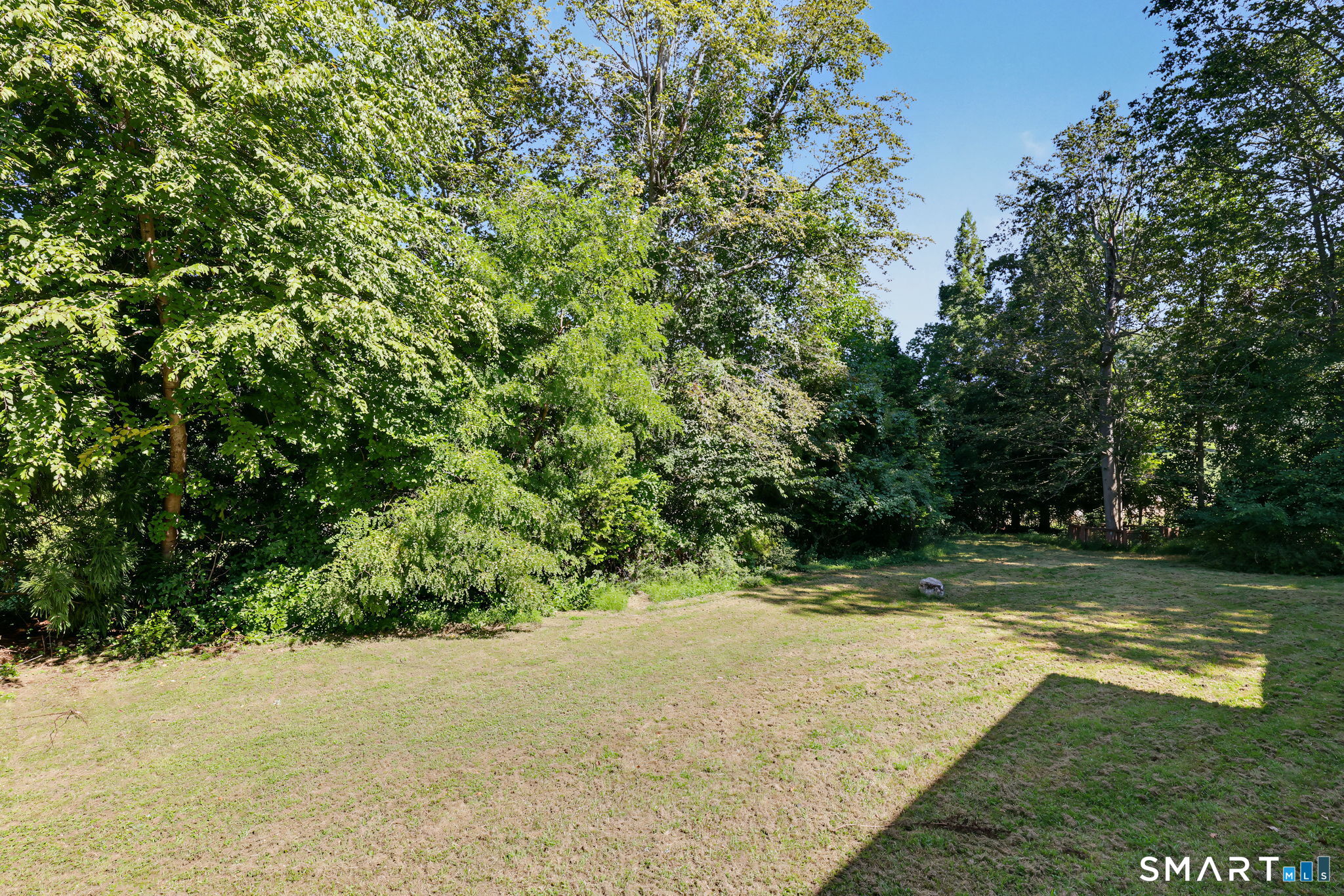 480 Riders Lane Fairfield, CT 06824 - Photo 29 of 34 Level back yard