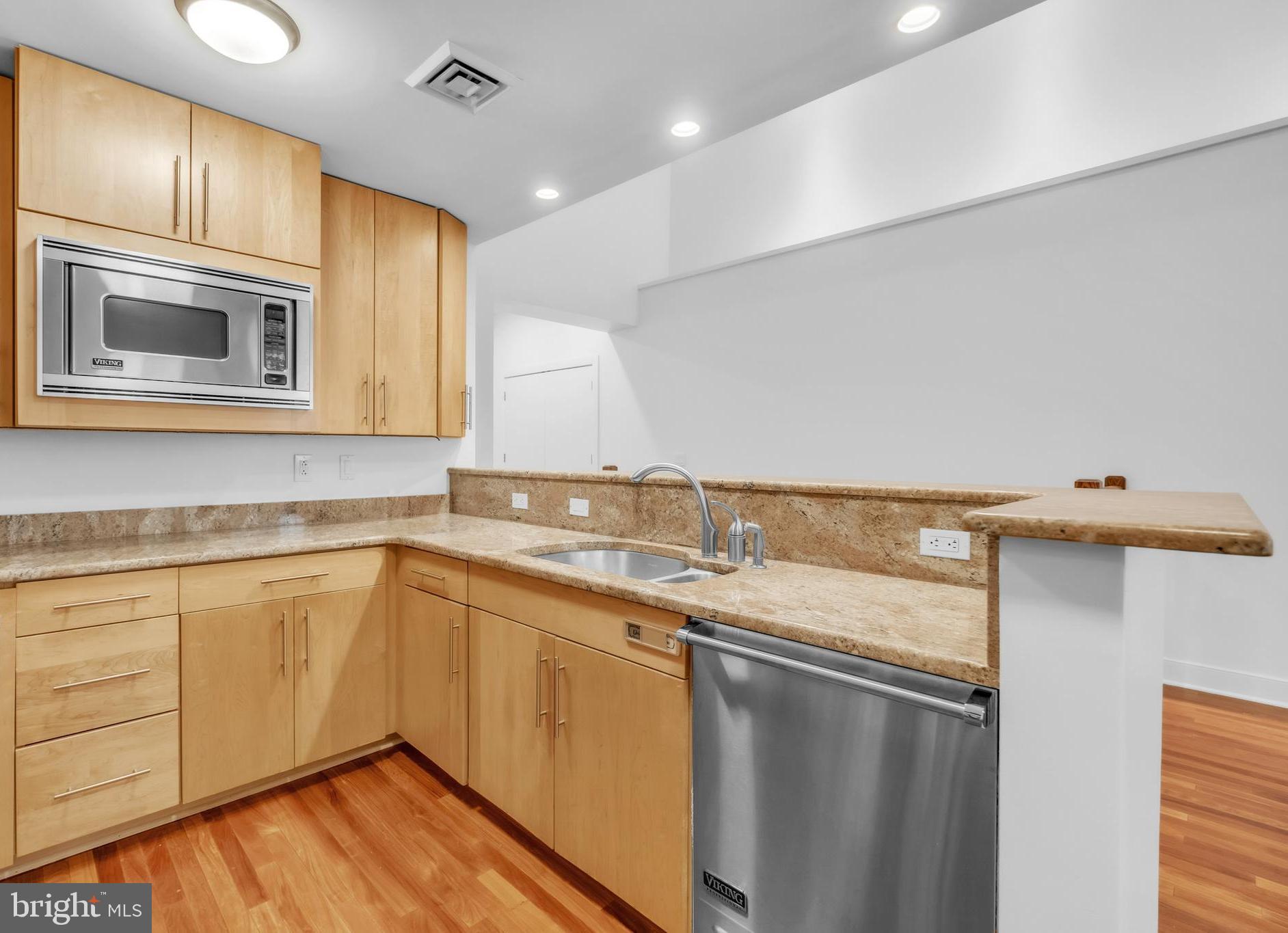 300 North 3rd Street, Unit 102 Philadelphia, PA 19106 - Photo 7 of 32