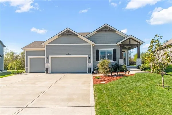 $550,000 | 1713 Northeast Ravenwood Drive, Lee's Summit, MO 64086