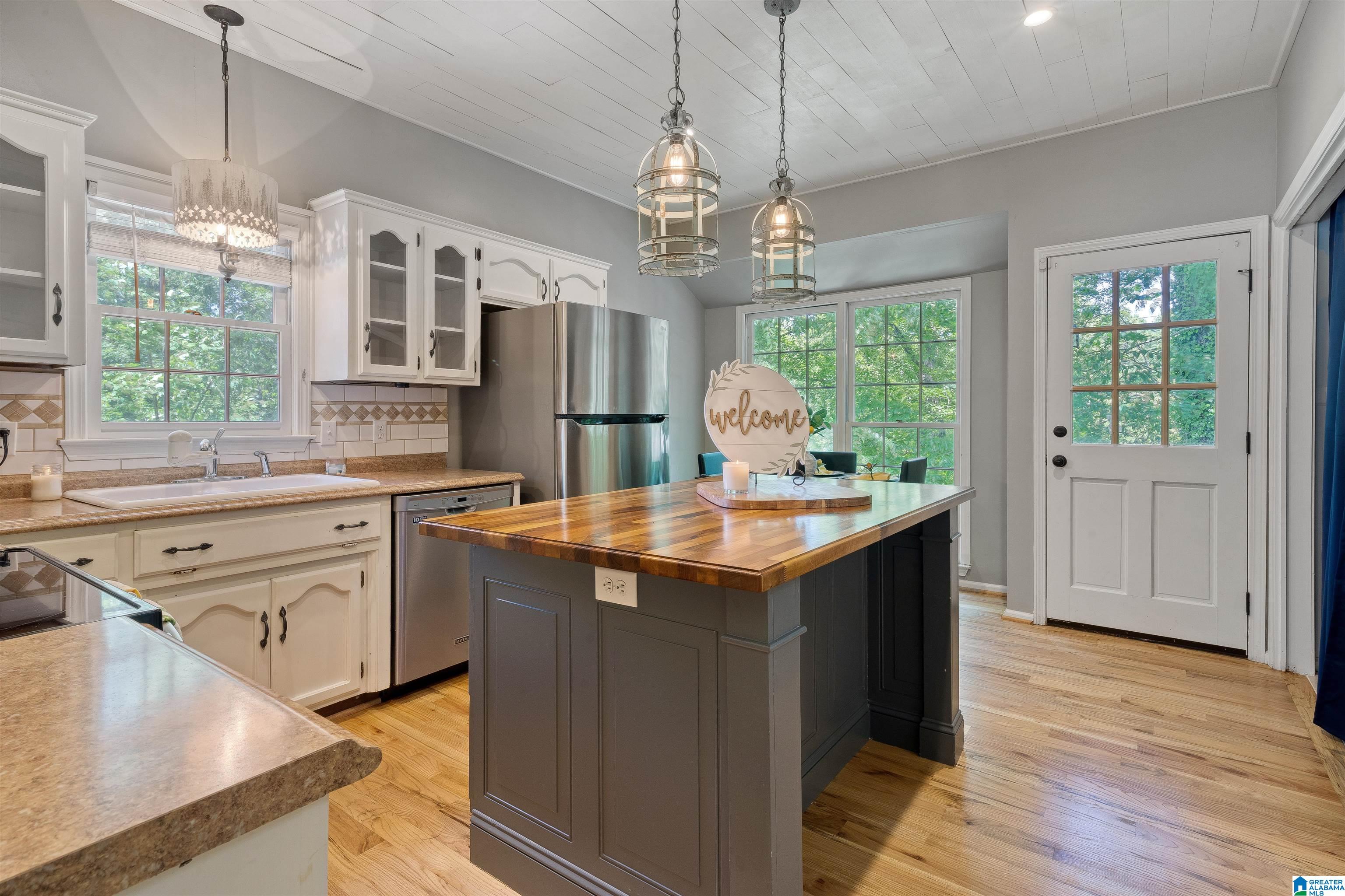 897 Mountain Ridge Drive Birmingham, AL 35209 - Photo 2 of 42