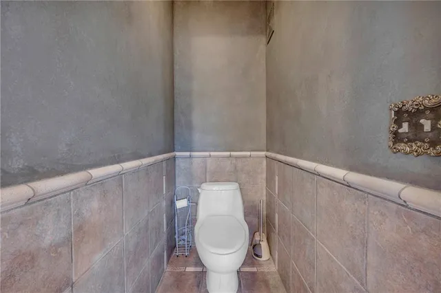 a bathroom with a toilet