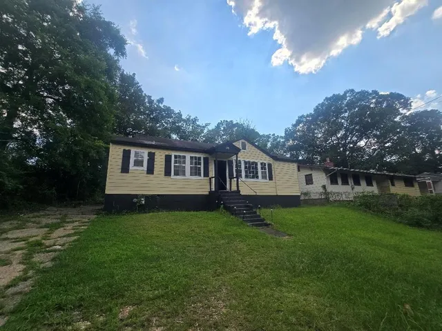 a house that is sitting in the grass
