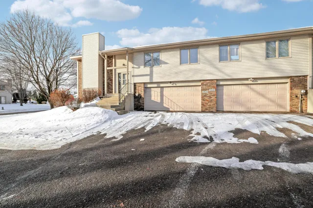 $250,000 | 2504 Rose Avenue East, Maplewood, MN 55119
