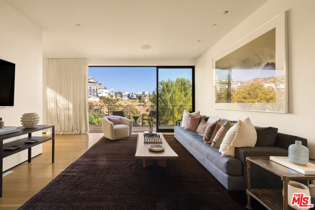 1877 Rising Glen Road Los Angeles, CA 90069 - Photo 21 of 30 Gallery Image 21