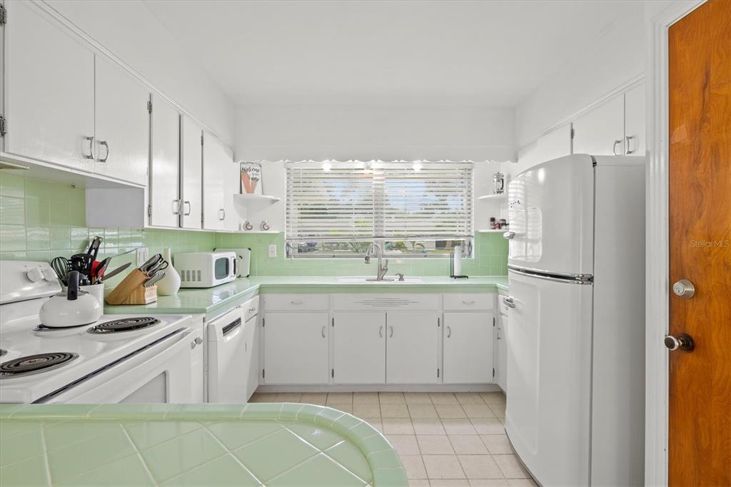 2473 Davis Boulevard Sarasota, FL 34237 - Photo 17 of 69