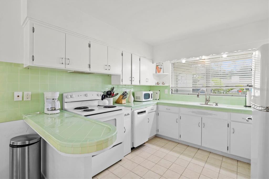 2473 Davis Boulevard Sarasota, FL 34237 - Photo 18 of 69